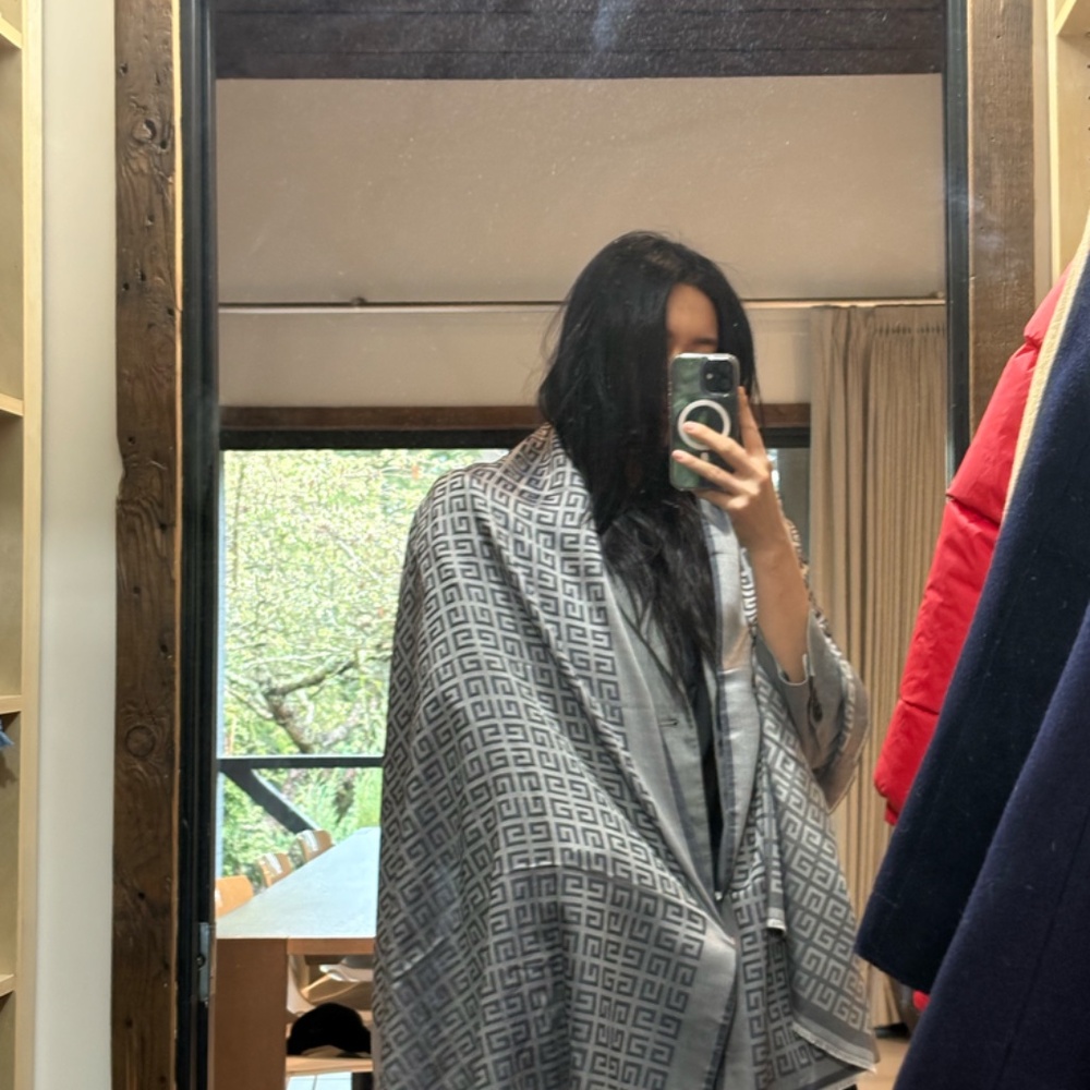Givenchy scarf - Picture 3 of 4